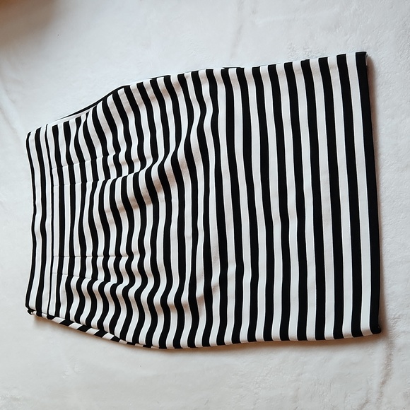 Express Clothing, Women's Black and White, bodycon, Fitted, Pencil Skirt Size 2 - Picture 2 of 8